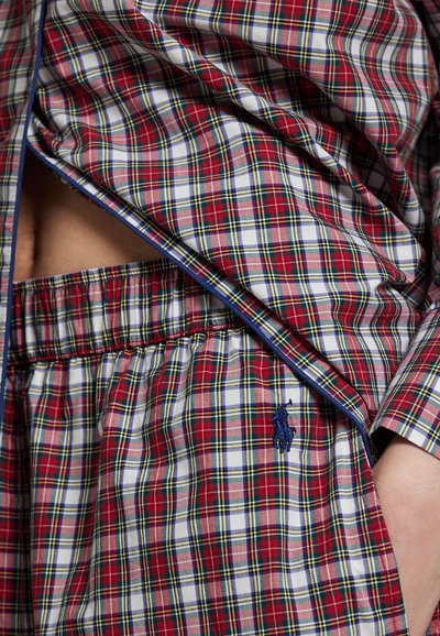 Červený a námořnicky modrý kostkovaný pyžamový set z bavlny, s elastickým pasem a vyšitým logem na levé straně kraťasů.