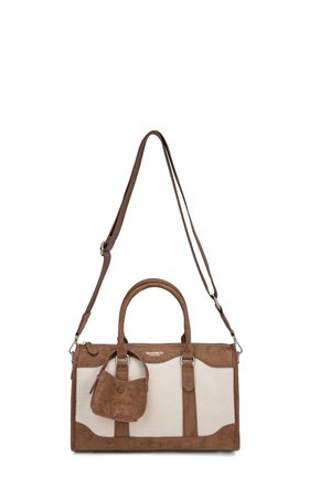 Sac à main en daim marron et toile beige avec poignées supérieures, bandoulière réglable et une petite pochette assortie attachée à l'avant.