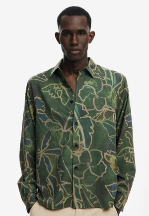 Camicia verde con bottoni, decorata con motivi floreali in tonalità più chiare. Tessuto leggero, maniche lunghe e un design del colletto classico.
