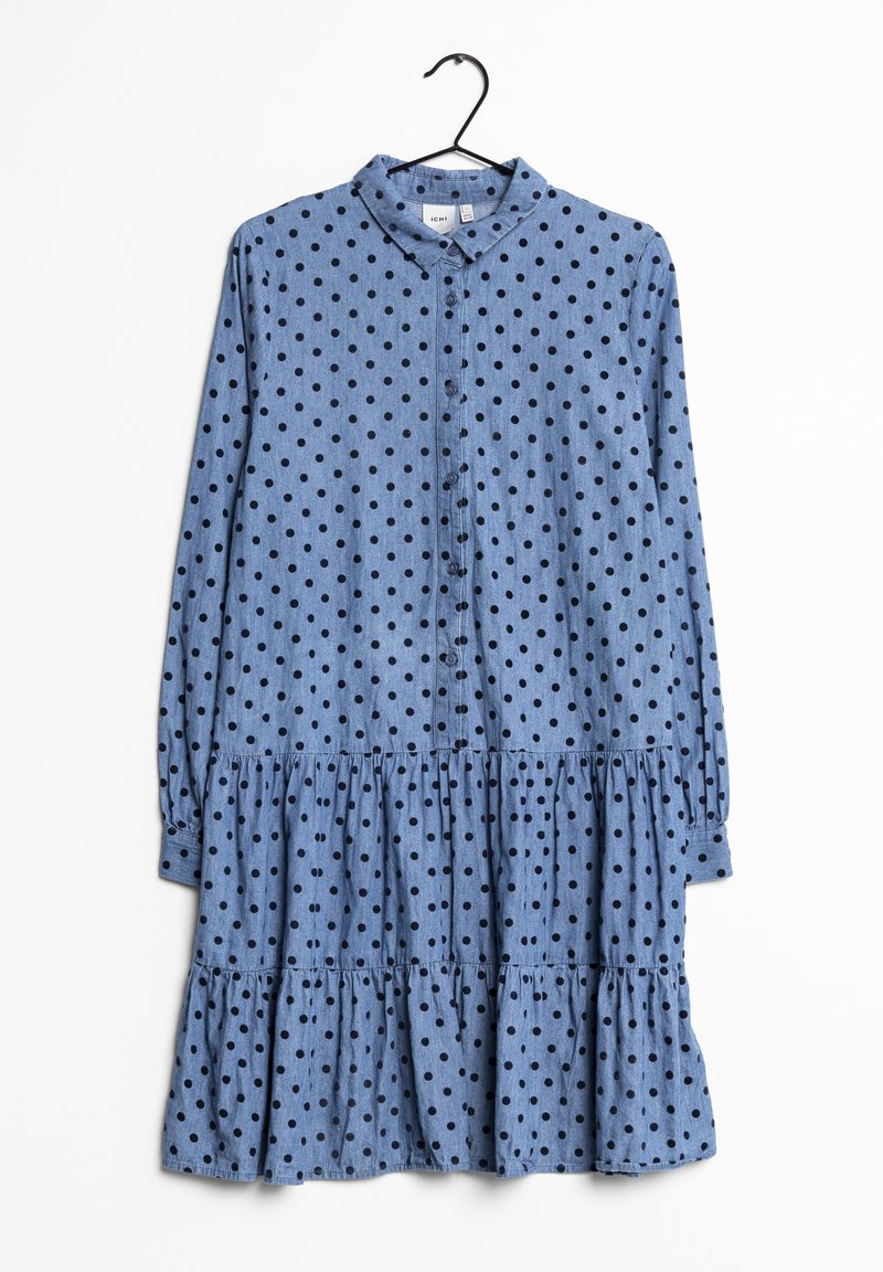 Blå klänning med knappar i jeanstyg, med svarta prickar, långa ärmar, krage och ett flerlagers volangslut.