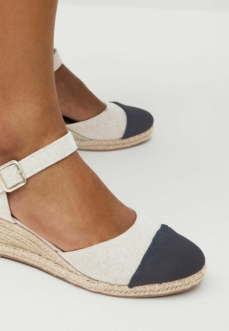 Next FOREVER COMFORT REGULAR FIT - Sandály na klínu - neutral/béžová ...