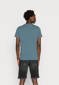Tommy Hilfiger TOMMY LOGO TEE - T-shirt estampada - mercury marine