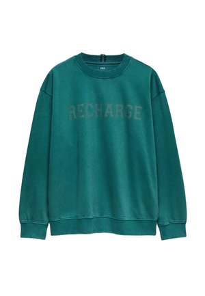 Miętowo-niebieska bluza z okrągłym dekoltem i długimi rękawami, z napisem "RECHARGE" dużymi literami na klatce piersiowej.
