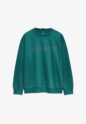 Tiefblaues Sweatshirt mit Rundhalsausschnitt und langen Ärmeln, auf der Brust prangt in großen Buchstaben das Wort „RECHARGE“.