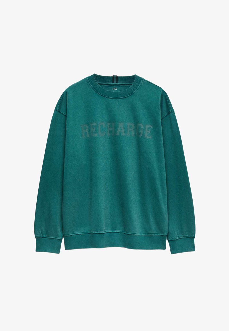 Sweat-shirt à col rond bleu sarcelle avec manches longues et le mot « RECHARGE » imprimé en grandes lettres sur la poitrine.