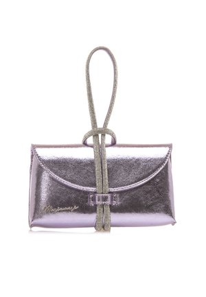 Borsa a pochette metallica viola con patta piegata, finitura testurizzata e una tracolla decorativa intrecciata. Presenta un dettaglio del logo sulla parte anteriore.