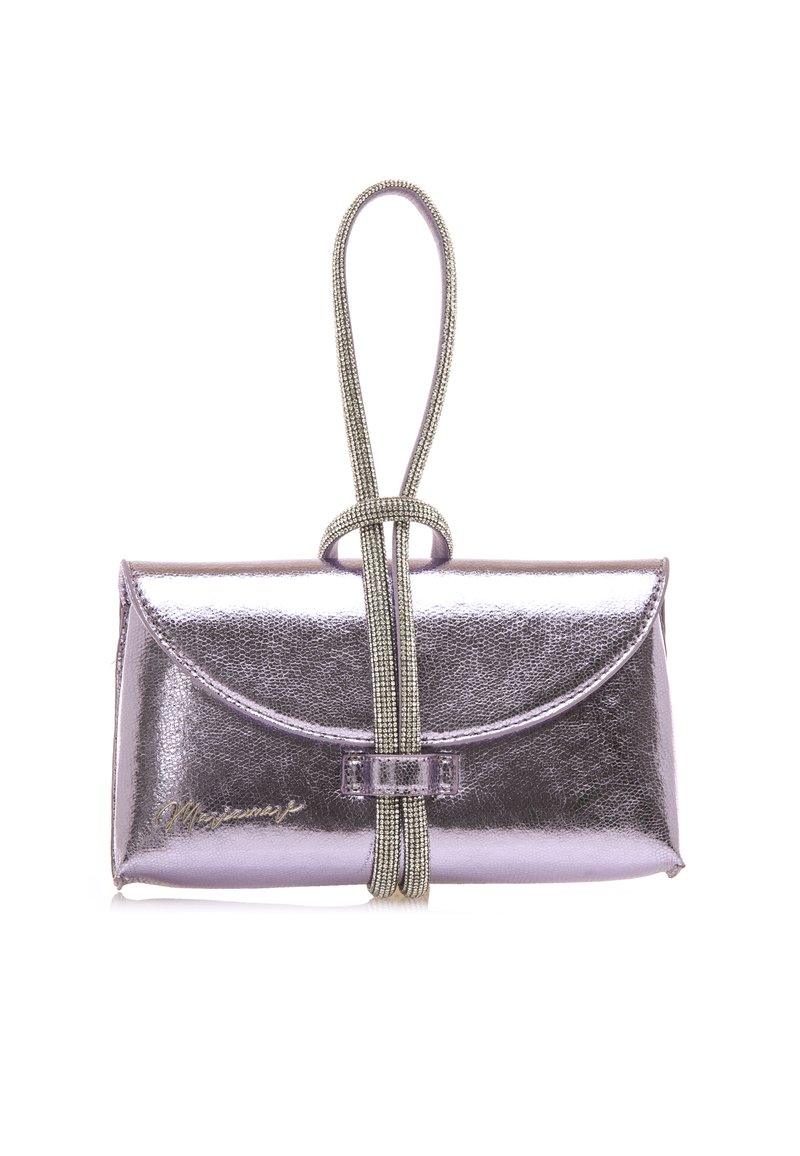 Borsa a pochette metallica viola con patta piegata, finitura testurizzata e una tracolla decorativa intrecciata. Presenta un dettaglio del logo sulla parte anteriore.