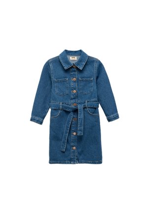 Blå denim kjole med lange ærmer, forknapper, to brystlommer, sidelommer, krave og et matchende stofbælte bundet i taljen.