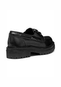 Chaussure en cuir noir avec un bout arrondi, semelle en caoutchouc robuste et coutures décoratives. Dispose de lacets et d'œillets en métal pour un ajustement sécurisé.