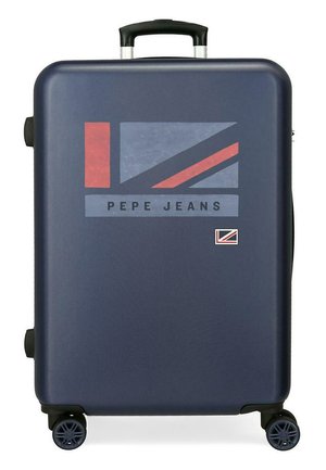 Maleta rígida azul marino con cuatro ruedas, asa retráctil y diseño geométrico de bandera en rojo y gris con la etiqueta "Pepe Jeans".
