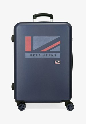 Maleta rígida azul marino con cuatro ruedas, asa retráctil y diseño geométrico de bandera en rojo y gris con la etiqueta "Pepe Jeans".