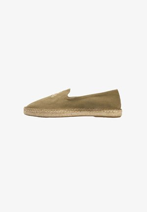 Alpargata beige sin cordones con parte superior de tela con estampado espina de pescado y suela de yute trenzada, vista de lado sobre fondo blanco.