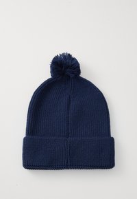 Marinblå strikket vinterlue med oppbrettbar brem og pom-pom på toppen, vist på en hvit bakgrunn.