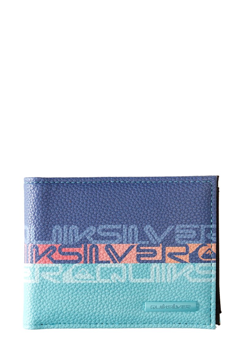 Zložená peňaženka s textúrovanými modrými, koralovými a tyrkysovými panelmi, s logom Quiksilver v korálovej farbe embosovaným na tyrkysovom štítku.