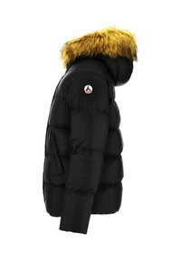 Chaqueta acolchada negra con capucha con borde de piel amarilla y parche con logotipo en el brazo superior, vista lateral sobre fondo blanco.