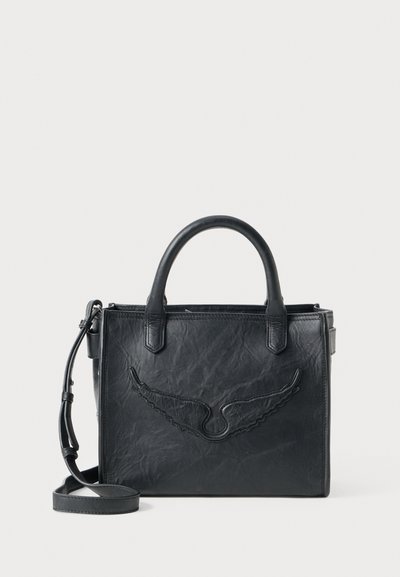 Sac à main en cuir noir avec un accent en forme d'aile. Il dispose de deux poignées arrondies et d'une bandoulière amovible. Surface texturée. Forme compacte.