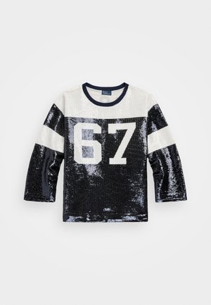 Garais piedurkņu krekls ar apaļu kakla izgriezumu, ar tumši zilu un sudraba paildzinājumu dizainu un baltu numuru "67" priekšā.