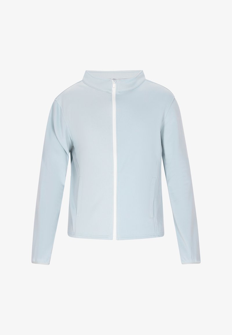 Világos kék sportdzseki magas gallérral, teljes hosszú fehér cipzárral, hosszú ujjal és oldalsó zsebekkel. Sima textúra, minimalista dizájn.