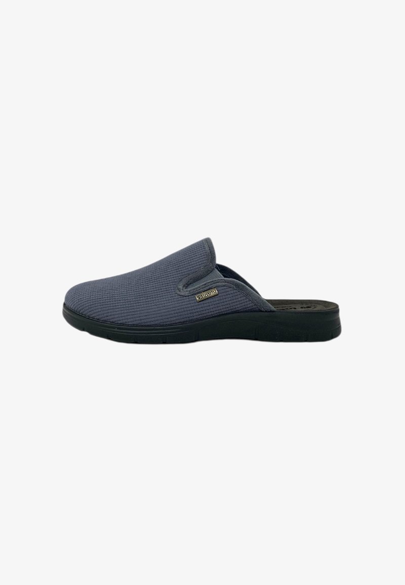 Pantofole in tessuto grigio con superficie texturizzata, design slip-on, suola in gomma nera e un piccolo dettaglio del logo dorato sul lato.