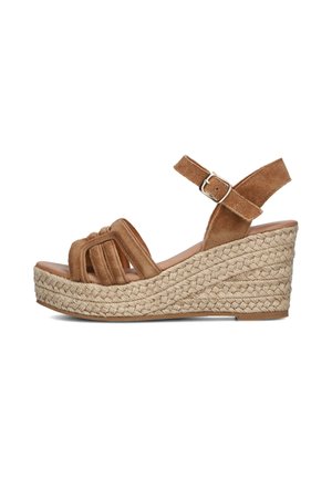 Bruine suède wedge sandalen met een gevlochten jute zool, voorzien van drie banden aan de voorkant en een verstelbare enkelriem.