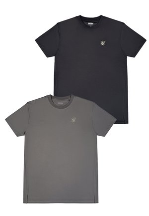 Dwie koszulki z krótkim rękawem i okrągłym dekoltem, jedna czarna, druga szara, każda z małym haftowanym logo na lewej piersi.