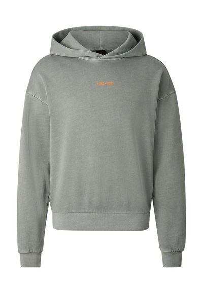 Hellgrauer Kapuzenpullover mit langen Ärmeln und kleinem orangefarbenem "FIRE + ICE" Schriftzug mittig auf der Brust.