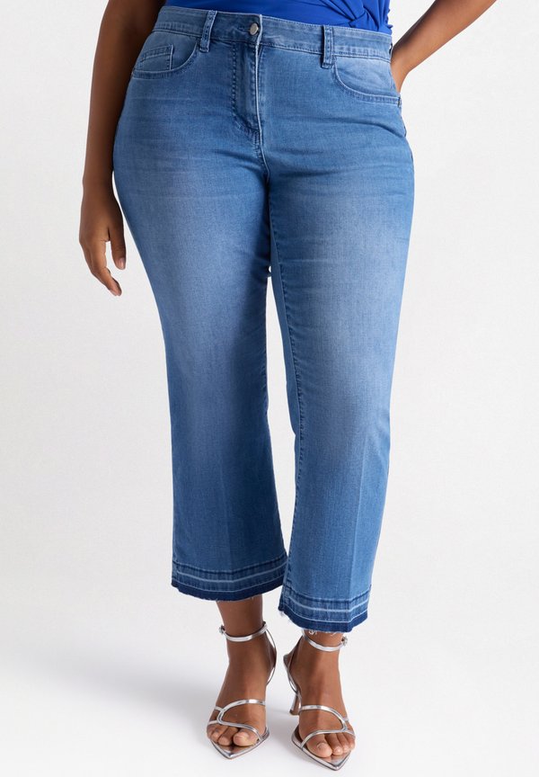 CROPPED - Flared Jeans - blu