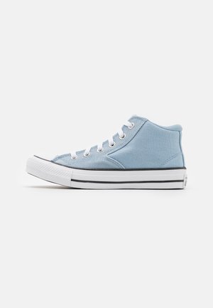 Lichtblauwe hoge canvas sneaker met witte veters en dikke witte rubberen zool met twee zwarte strepen.