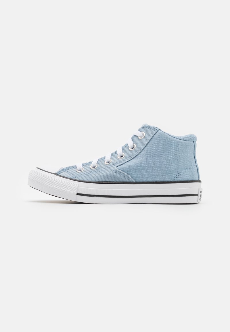 Baskets montantes en toile bleu clair avec lacets blancs et semelle épaisse en caoutchouc blanc avec deux bandes noires.