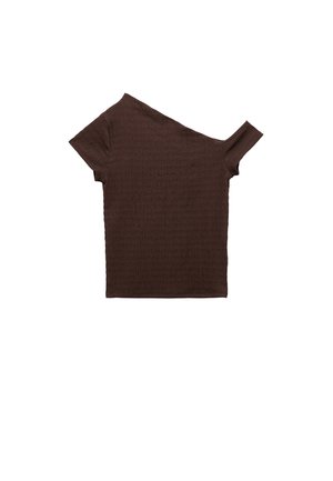 Brun tekstureret top med korte ærmer og asymmetrisk halsudskæring, lavet af et blødt materiale, med et subtilt krøllet design.