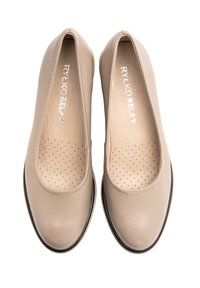 Beżowe skórzane buty wsuwane z okrągłym noskiem, perforowana wkładka oraz czarny obrzeże wokół podeszwy; gładka faktura na całej powierzchni.