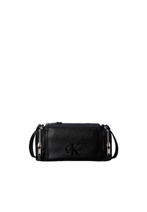 Sac bandoulière rectangulaire en cuir noir avec deux fermetures éclair argentées sur les côtés et logo Calvin Klein embossé sur le devant.