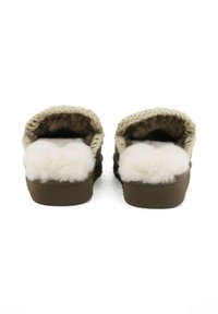 Pantofole con base marrone e tomaia lavorata a maglia beige, con apertura sul retro e fodera in morbido shearling bianco per il comfort.