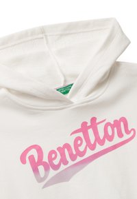 Weißer Hoodie mit weicher Textur, der ein großes, pinkes "Benetton"-Logo auf der Vorderseite und eine gemütliche, gefütterte Kapuze bietet.