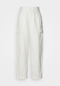 Pantalons cargo blancs en coton avec une coupe décontractée, présentant des plis sur le devant, des poches latérales et des poignets retroussés. Texture lisse, design minimaliste.