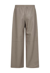 Taupe wijde broek met een elastische tailleband en naaddetails boven de knieën, gemaakt van een glad, leerachtig materiaal.