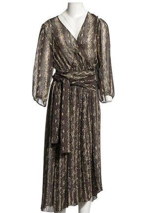 Robe portefeuille à manches longues avec imprimé serpent marron et beige, encolure en V, jupe plissée et ceinture assortie nouée à la taille.