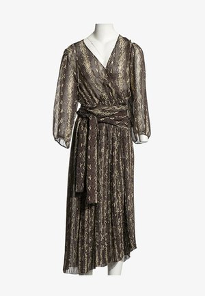 Robe portefeuille à manches longues avec imprimé serpent marron et beige, encolure en V, jupe plissée et ceinture assortie nouée à la taille.