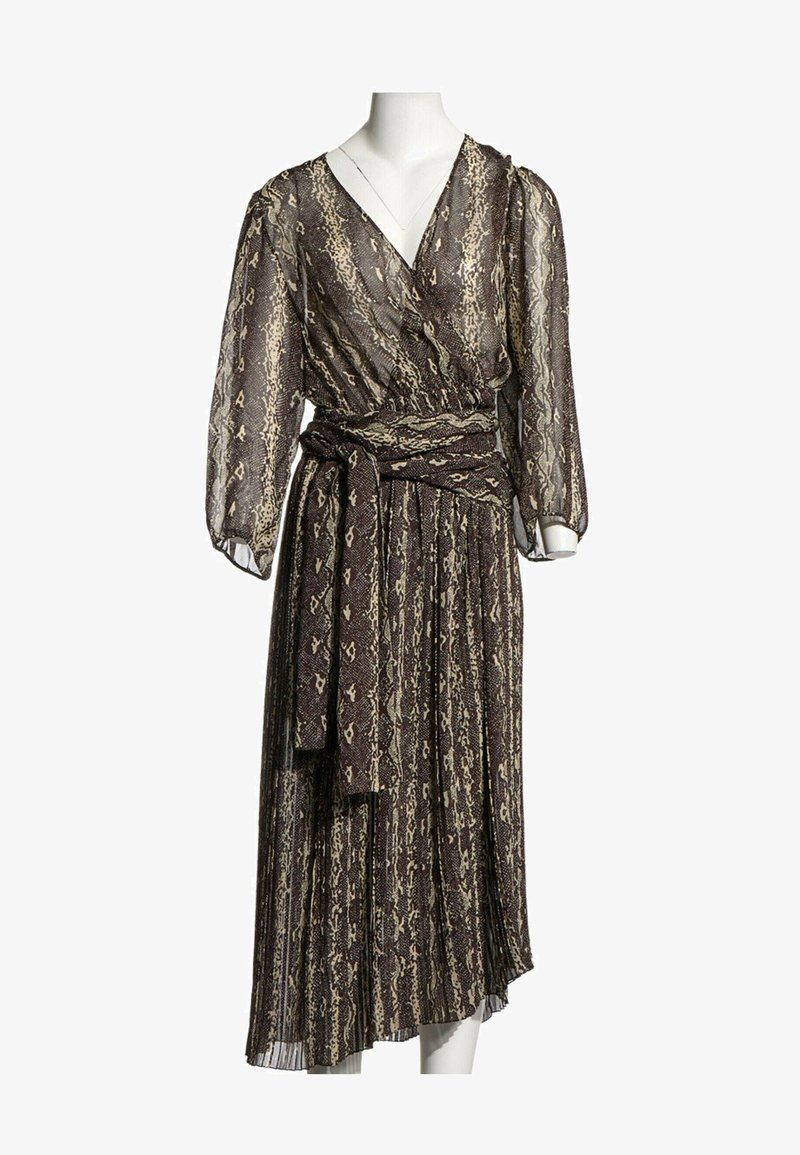 Robe portefeuille à manches longues avec imprimé serpent marron et beige, encolure en V, jupe plissée et ceinture assortie nouée à la taille.