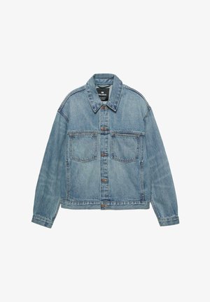 Lyseblå denimjakke med knaplukning foran, to brystlommer og klassisk krave. Slidt tekstur med en afslappet pasform.
