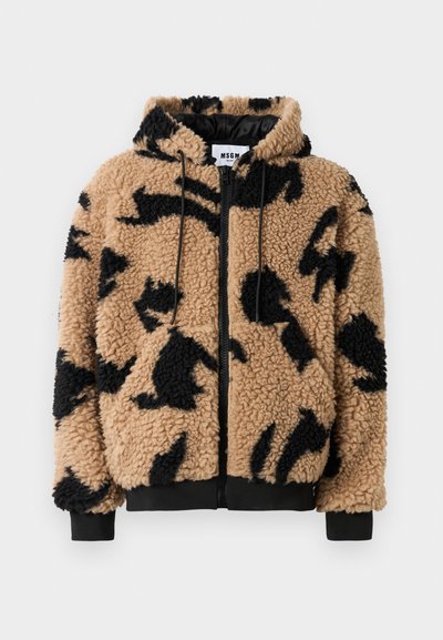 Beige en zwart gestreepte sherpa fleece hoodie met een ritssluiting aan de voorkant, een capuchon met trekkoord en zwarte ribgebreide manchetten en zoom.