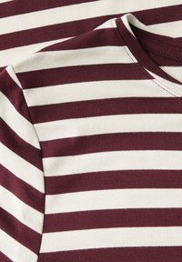 T-shirt rayé bordeaux et crème, en coton, col rond, manches courtes, texture douce, coupe régulière, avec des rayures horizontales marquées.