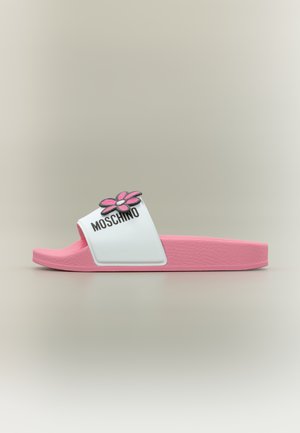 Sandalo a fascia rosa con una cinghia bianca decorata con un fiore rosa e la scritta "MOSCHINO" sulla cinghia.