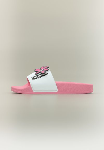 Sandale à enfiler rose avec une bride blanche ornée d'une fleur rose et le texte "MOSCHINO" sur la bride.