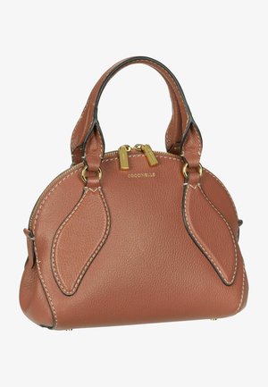 Brązowa skórzana torebka z podwójnymi uchwytami, białym przeszyciem, złotym suwakiem i wyembosowanym z przodu logo marki "Coccinelle".