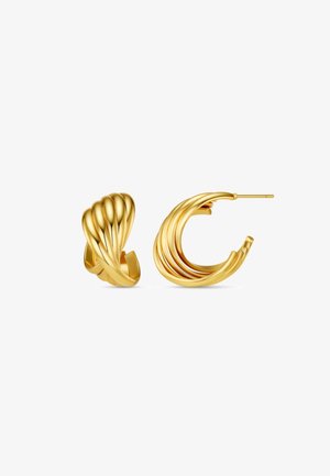 Paar goldene Creolen mit gedrehtem, geripptem Design, eine zeigt Vorderansicht und die andere Seitenansicht mit Stecker-Verschluss.