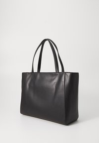 Borsa tote nera in pelle con due manici robusti, forma rettangolare, superficie liscia e dettagli di cucitura minimi.