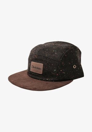 Fekete sapka színes pöttyökkel, barna velúr napellenzővel és egy téglalap alakú bőrpöttyel, amelyen a "Pluckkin" felirat szerepel.