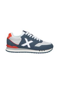 Zapatilla deportiva en azul y gris con un logo blanco, que presenta una mezcla de materiales de ante y malla. Acentos rojos en el talón y la suela.