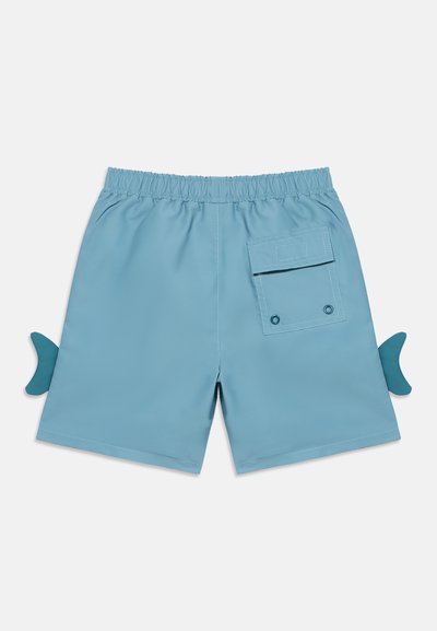 Ανοιχτό μπλε μαγιό βερμούδα με ελαστική μέση, που διαθέτει πίσω τσέπη και μικρές λεπτομέρειες σε σχήμα πτερυγίων στα πλάγια. Λεία υφή υφάσματος.